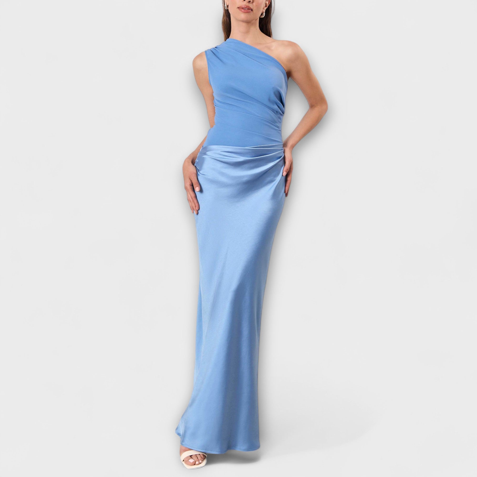 Vera – Vestido Asimétrico Satinado